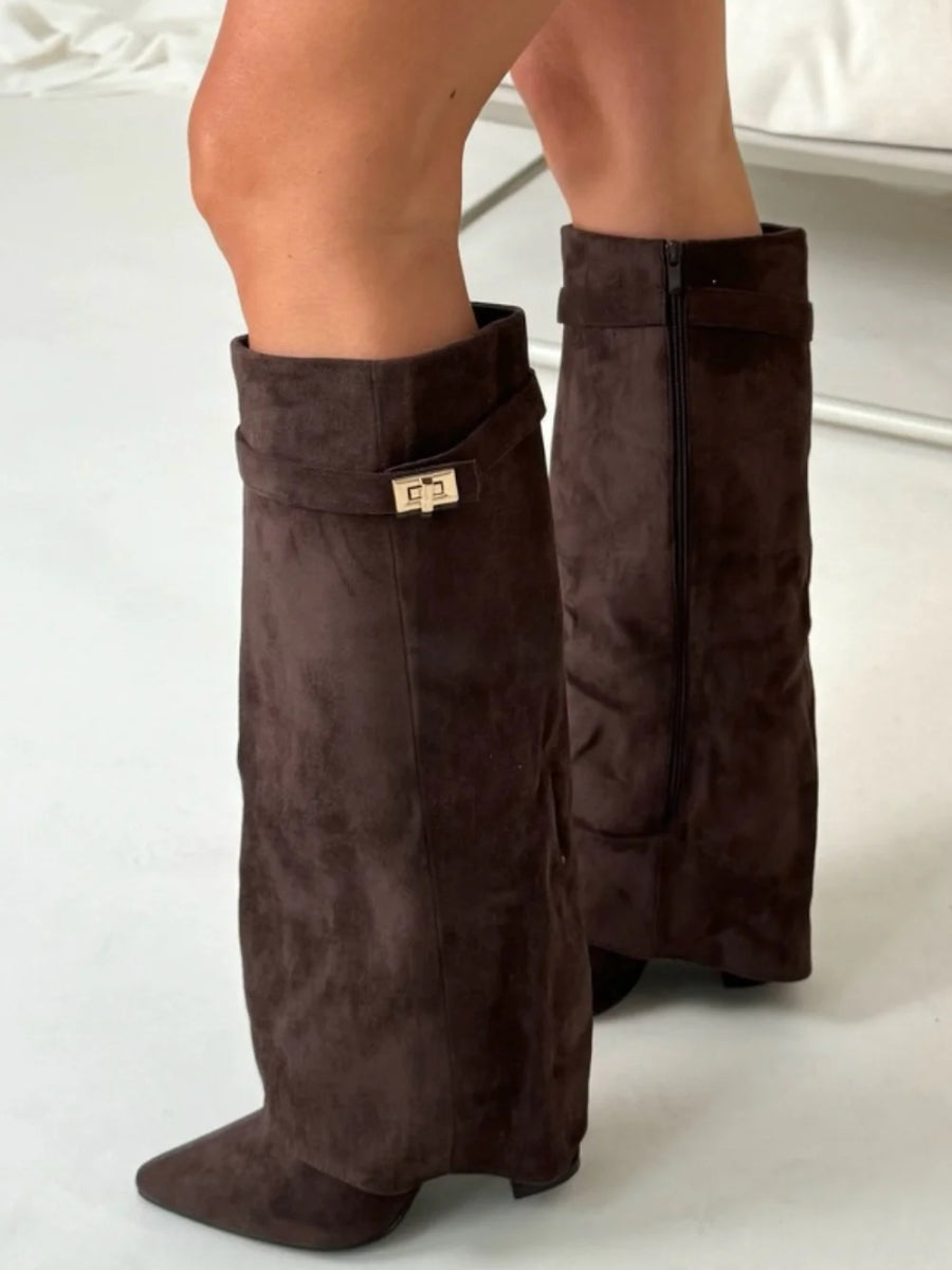 Bottes Élégantes en Suède Noir avec Détails Dorés pour Femmes