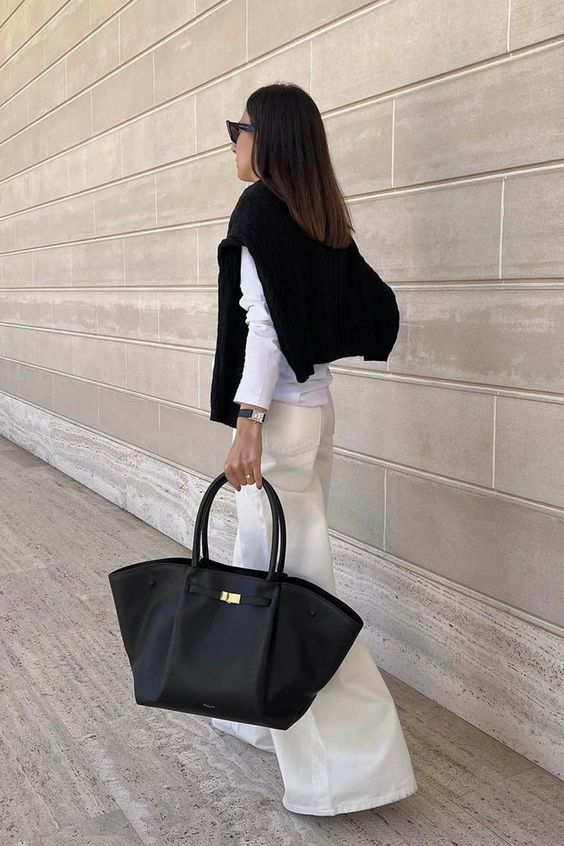 Oversized Luxury Handbag with Golden Closure for Women
