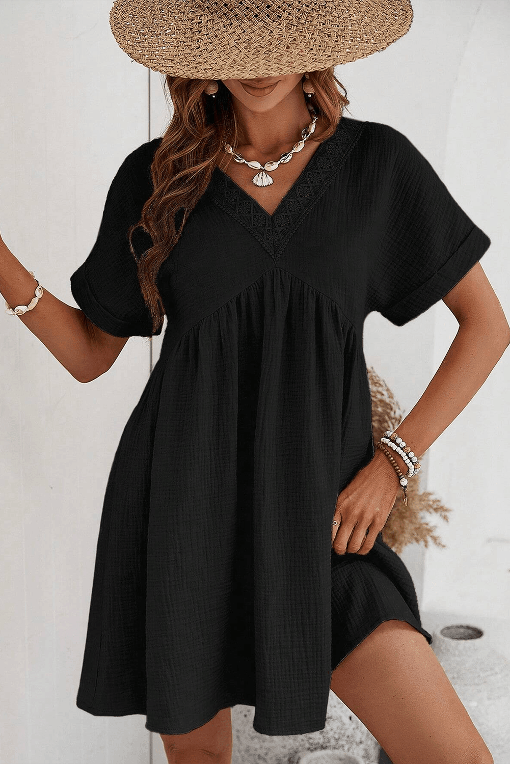Robe Mini en Dentelle à Col V Élégante