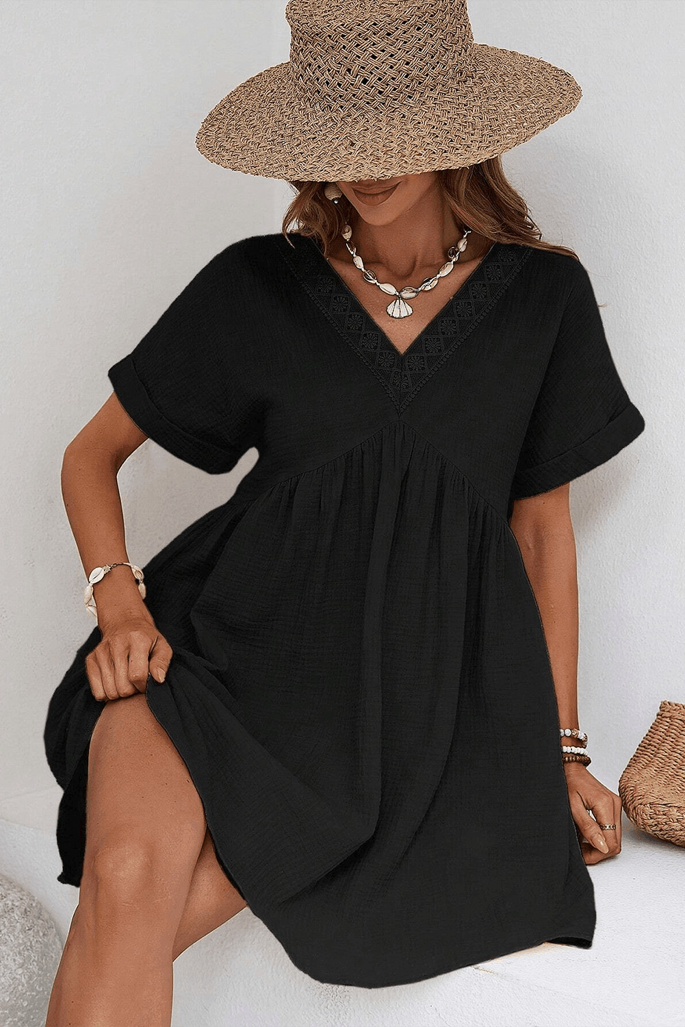 Robe Mini en Dentelle à Col V Élégante