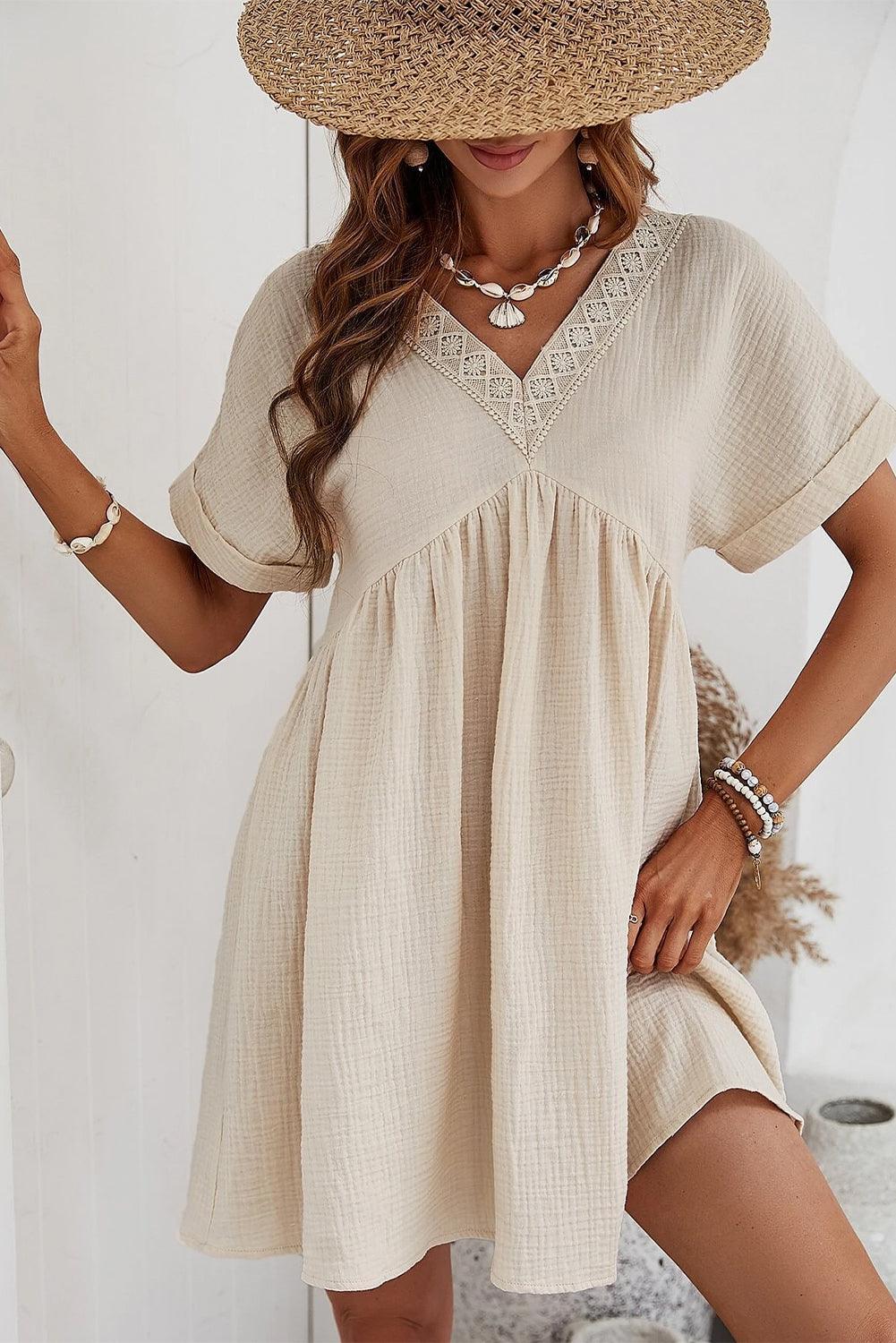 Robe Mini en Dentelle à Col V Élégante