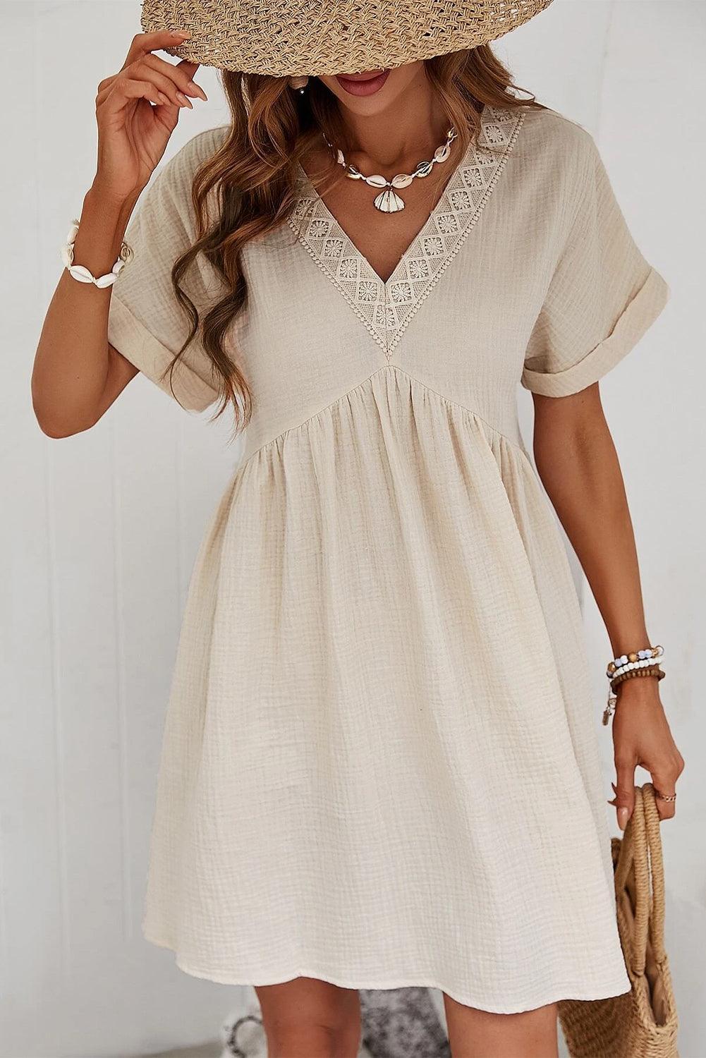Robe Mini en Dentelle à Col V Élégante