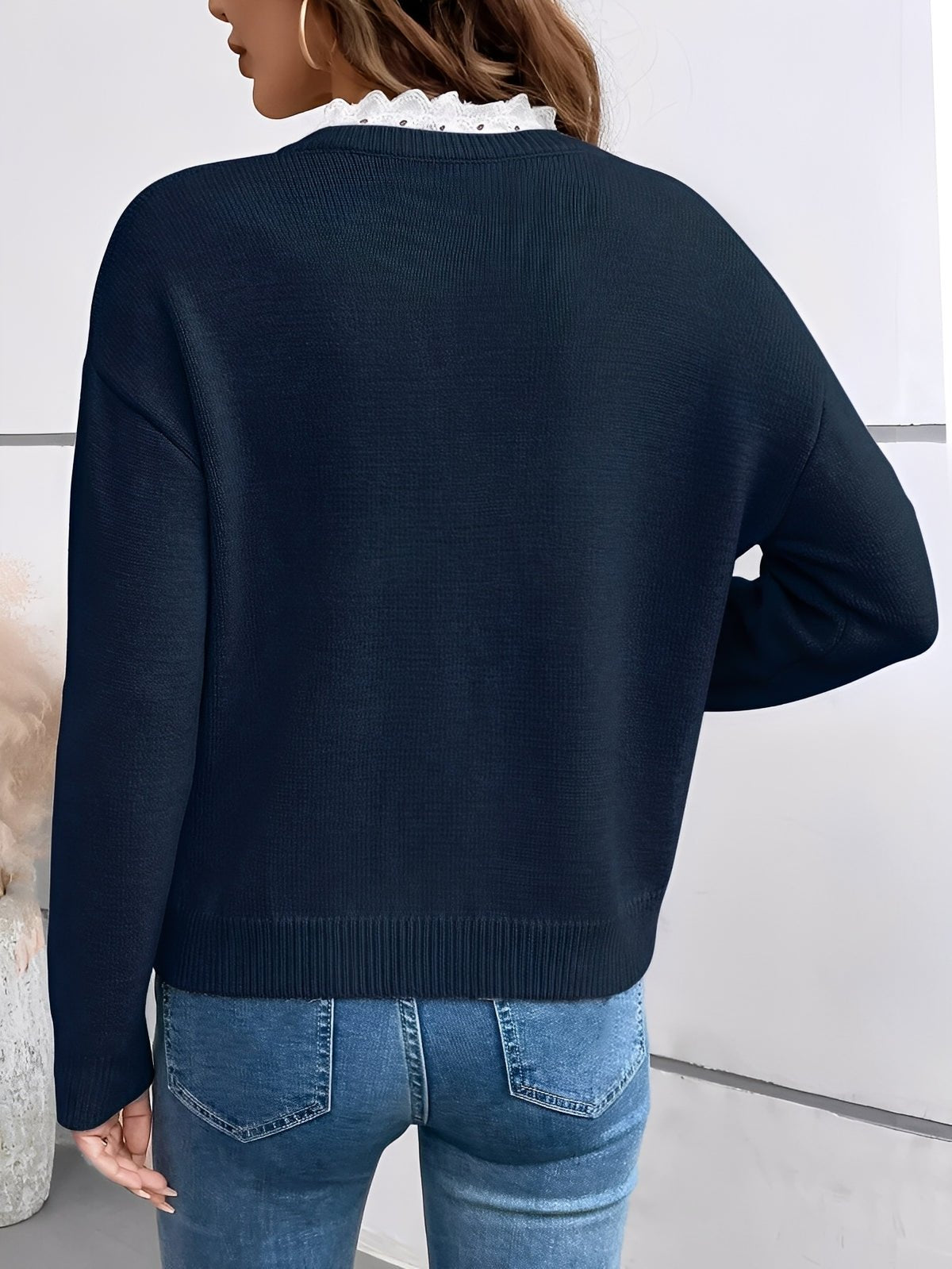 Pull en maille à col en V avec dentelle pour Femmes - Emilia Lane