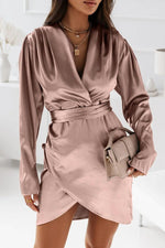Robe Mini Satinée Froncée à Col V