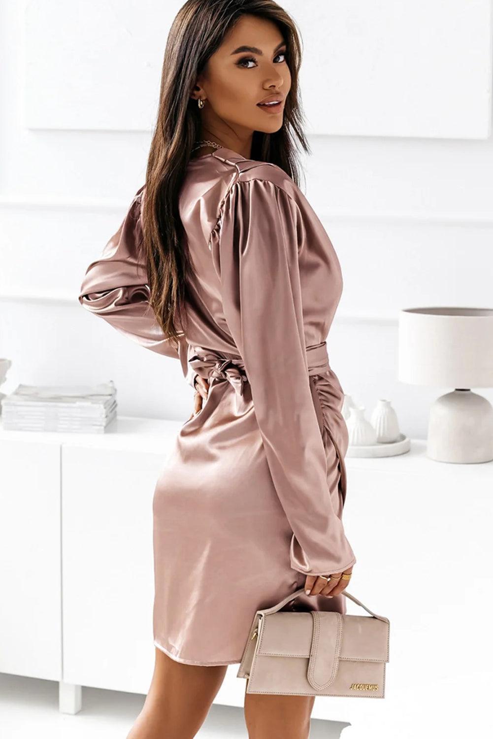 Robe Mini Satinée Froncée à Col V